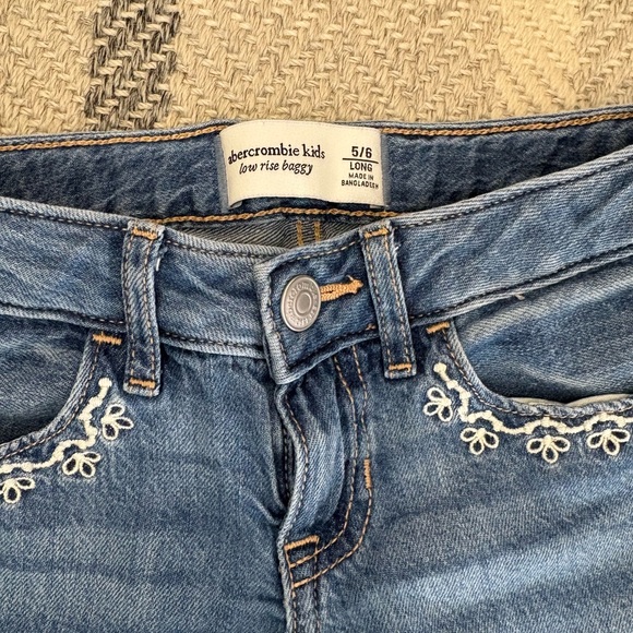 Abercrombie Girls low rise baggy jeans. With flower detail on pockets. - Picture 2 of 4